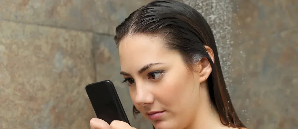 Smartphone unter der Dusche - HOYO Hülle ist die Lösung dafür